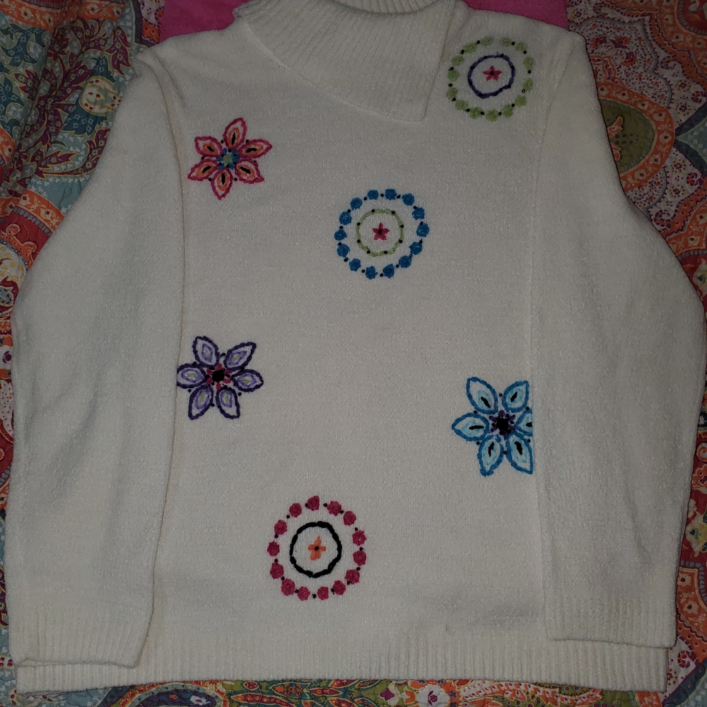 Alfred Dunner Turtleneck White Sweater with Colorful Embroidery. Size 2X